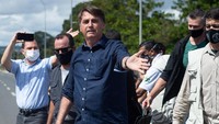 Sejak awal wabah virus Corona, Bolsonaro telah meminimalkan risiko dari apa yang awalnya ia sebut flu kecil dan melanggar aturan jarak sosial dan langkah-langkah pembatasan, seperti mengenakan masker di depan umum. Ia pernah hadir di tengah kerumunan massa tanpa masker. Andressa Anholete/Getty Images. 