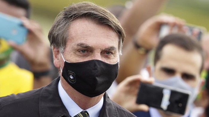 Presiden Brasil Jair Bolsonaro kerap meremehkan bahaya dari virus Corona (COVID-19). Namun, kini Bolsonaro dinyatakan positif setelah dites Corona usai mengalami gejala demam.