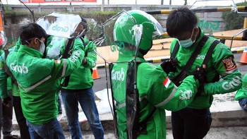 Tak hanya di Depok, Bogor pun mulai memperbolehkan dan mengijinkan Ojol mengangkut penumpang. Pengemudi ojek daring menggunakan sekat pembatas dengan penumpang saat pembagian gratis di Mall BTM, Kota Bogor, Jawa Barat, Rabu (8/7/2020).  ANTARA FOTO/Arif Firmansyah