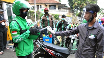Pemerintah Kota Bogor mulai mengijinkan kembali ojek daring beroperasi membawa penumpang dengan protokol kesehatan pencegahan penyebaran pandemi COVID-19 saat pra Adaptasi Kehidupan Baru (AKB).  ANTARA FOTO/Arif Firmansyah