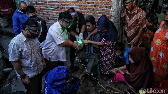 Rekam Data e-KTP untuk Warga Disabilitas Petugas Dukcapil kembali menuntaskan perekaman e-KTP untuk warga disabilitas di kawasan Jakarta Utara.