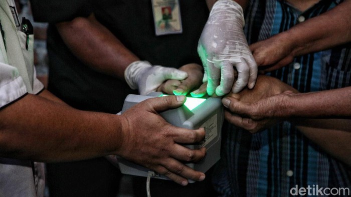 Rekam Data e-KTP untuk Warga Disabilitas Petugas Dukcapil kembali menuntaskan perekaman e-KTP untuk warga disabilitas di kawasan Jakarta Utara.