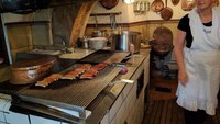 Historische Wurstkuchl merupakan restoran dari Jerman yang berdiri sejak berabad-abad silam. Restoran ini pertama kali beroperasi pada tahun 1146 dan sampai sekarang konsepnya tidak berubah. Foto: Yelp