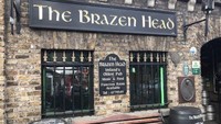 Jalan-jalan ke Dublin, kamu akan disambut dengan restoran tertua yang ada di sana. Restoran ini bernama The Brazen Head yang berdiri pertama kali pada 1198. Foto: Yelp