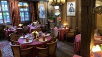 Restoran La Couronne di Rouen, Prancis usianya sudah mencapai 678 tahun. Restoran mewah ini pertama kali buka pada tahun 1345 dengan interor klasik yang menarik.  Foto: Yelp
