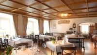 Restoran tertua di Liechtenstein ini juga mengusung konsep resto dan hotel. Dikenal dengan nama Hotel Gasthof Löwen, tempat ini sudah eksis sejak tahun 1380. Foto: Yelp