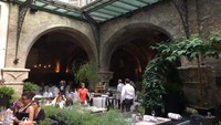 Di Salzburg, Austria ada restoran St. Peter Stiftskulinarium yang berdiri sejak tahun 803 CE. Restoran berusia 1.203 tahun ini jadi restoran tertua di Eropa dan dunia.  Foto: Yelp