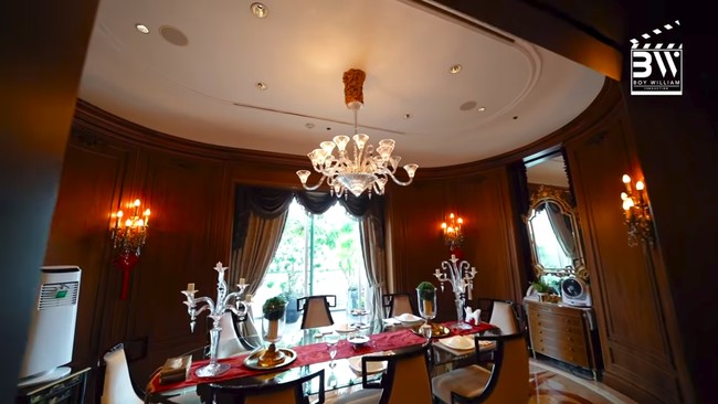 Nuansa hangat tercipta dari palet warna cokelat, beige juga emas. Foto: Rumah Amrit Punjabi/Screenshot YouTube Boy William