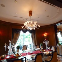 Nuansa hangat tercipta dari palet warna cokelat, beige juga emas. Foto: Rumah Amrit Punjabi/Screenshot YouTube Boy William