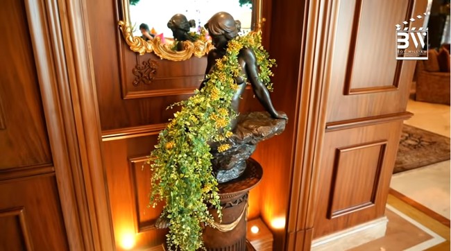 Amrit bercerita bahwa ibunya sangat senang mengoleksi pajangan dan furnitur dari Italia. Maka tidak heran bila penthouse ini cukup kental dengan gaya vintage era Renaissance. Foto: Screenshot YouTube/Boy William