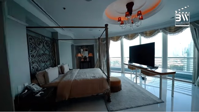 Seperti ini penampakan kamar tidur Amrit dan Sanjana. Jendela besar memungkinkan mereka bisa menikmati pemandangan kota di siang maupun malam hari. Foto: Screenshot YouTube/Boy William