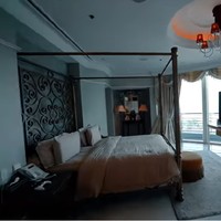 Seperti ini penampakan kamar tidur Amrit dan Sanjana. Jendela besar memungkinkan mereka bisa menikmati pemandangan kota di siang maupun malam hari. Foto: Screenshot YouTube/Boy William