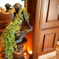 Amrit bercerita bahwa ibunya sangat senang mengoleksi pajangan dan furnitur dari Italia. Maka tidak heran bila penthouse ini cukup kental dengan gaya vintage era Renaissance. Foto: Screenshot YouTube/Boy William