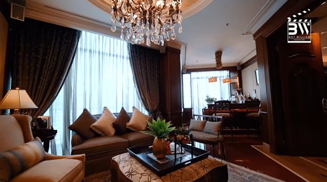 Pasangan yang menikah pada 2019 itu tinggal berempat bersama kedua orangtua Amrit. Penthouse tiga lantai ini pun disebut-sebut sebagai Istana di Atas Awan oleh Boy William. Foto: Screenshot YouTube/Boy William