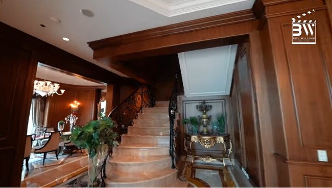 Tangga dengan lantai marmer yang menghubungkan lantai satu dan lanta 2 rumah menambah kesan mewah dari kediaman pasangan yang sempat menghebohkan publik dengan pesta supermegah Samba Wedding, digelar 4 hari 4 malam di Bali. Foto: Screenshot YouTube/Boy William