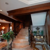 Tangga dengan lantai marmer yang menghubungkan lantai satu dan lanta 2 rumah menambah kesan mewah dari kediaman pasangan yang sempat menghebohkan publik dengan pesta supermegah Samba Wedding, digelar 4 hari 4 malam di Bali. Foto: Screenshot YouTube/Boy William