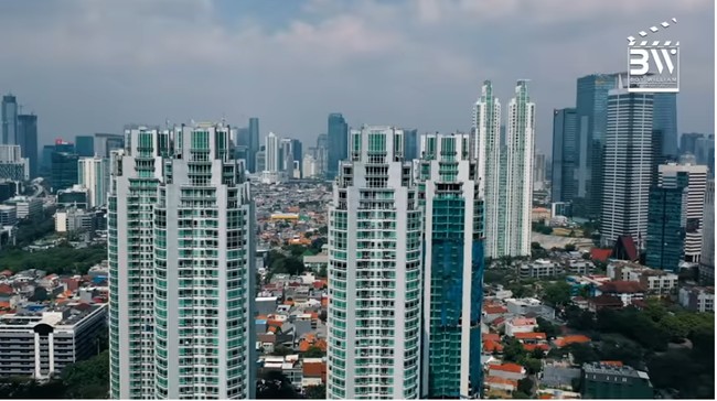 Dalam video berdurasi 11:36 tersebut, Amrit dan Sanjana memperlihatkan kemegahan penthouse yang berada di lantai atas gedung apartemen mewah di pusat kota Jakarta. Foto: Screenshot YouTube/Boy William