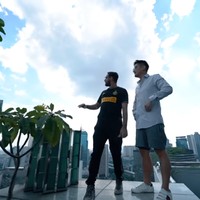 YouTuber Boy William menyambangi kediaman Amrit Punjabi dan Sanjana, anak serta menantu konglomerat sinetron dan pemilik rumah produksi Multi Vision Plus, Raam Punjabi. Foto: Screenshot YouTube/Boy William