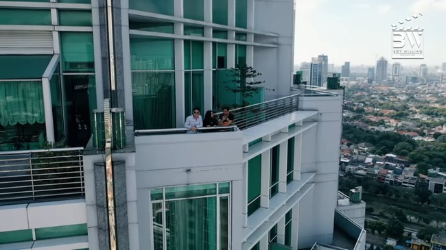 Teras atau outdoor juga bisa jadi tempat menarik untuk santai sambil menikmati hembusan angin di lantai paling atas. Foto: Screenshot YouTube/Boy William