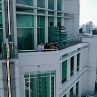 Teras atau outdoor juga bisa jadi tempat menarik untuk santai sambil menikmati hembusan angin di lantai paling atas. Foto: Screenshot YouTube/Boy William