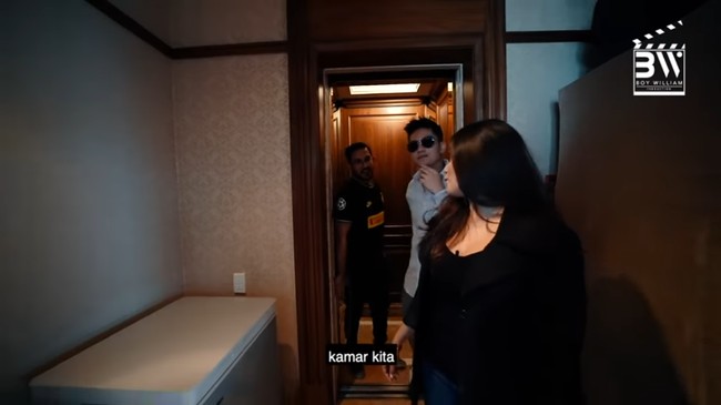 Terdapat pula akses lift pribadi yang langsung menghubungkan lantai dasar dengan kamar Amrit dan Sanjana. Foto: Screenshot YouTube/Boy William