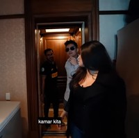 Terdapat pula akses lift pribadi yang langsung menghubungkan lantai dasar dengan kamar Amrit dan Sanjana. Foto: Screenshot YouTube/Boy William
