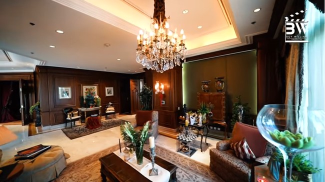 Bagaimana tidak, dekorasi rumah Amrit dan Sanjana memang sangat megah. Rumah didekorasi dengan gaya klasik yang didominasi elemen kayu serta metal berwarna keemasan. Foto: Screenshot YouTube/Boy William