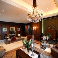 Bagaimana tidak, dekorasi rumah Amrit dan Sanjana memang sangat megah. Rumah didekorasi dengan gaya klasik yang didominasi elemen kayu serta metal berwarna keemasan. Foto: Screenshot YouTube/Boy William