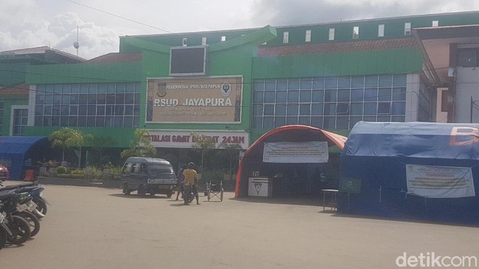 Rumah Sakit Umum Daerah (RSUD) Dok II Jayapura untuk sementara waktu tidak membuka pelayanan kesehatan bagi pasien umum (Wilpret Siagian/detikcom)