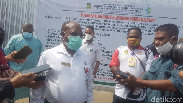 Rumah Sakit Umum Daerah (RSUD) Dok II Jayapura untuk sementara waktu tidak membuka pelayanan kesehatan bagi pasien umum (Wilpret Siagian/detikcom)