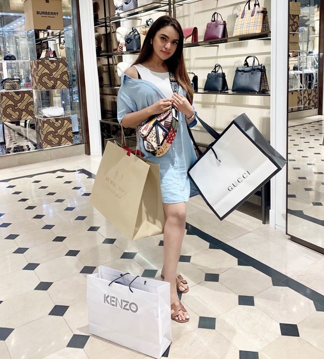 Ketika ditanya soal komentar netizen yang nyinyir, Sarah memilih menaggapinya dengan santai. Ada pro dan kontra sih pasti. Pada nanya kalo putus mobilnya gimana? Doain aja langgeng yaa. Tapi dia kasih mobil plus BPKB kok, pungkasnya seraya tertawa. Foto: instagram @saraaaahmad.