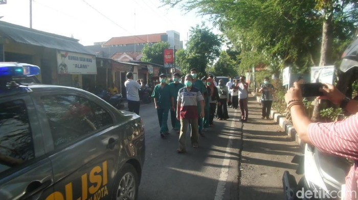 Sembuh dari COVID-19,  Warga Lamongan Ini Jalan Kaki Pulang Ke Rumahnya