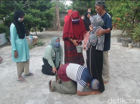 Sembuh dari COVID-19,  Warga Lamongan Ini Jalan Kaki Pulang Ke Rumahnya