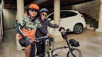 Pasangan Denny Cagur dan Shanty tidak mau ketinggalan dengan sepeda Brompton mereka masing-masing seharga Rp 40 jutaan. Foto: Instagram