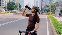 Ada juga Pevita Pearce yang menggunakan sepeda Colnago dengan kisaran harga Rp 40 jutaan. Foto: Instagram