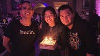 Bersama dua rekannya, Susan berpose sambil memegang sepotong kue ulang tahun. Dua lilin mungil pun masih terlihat menyala di atas kue tart yang dipengang Susan. Foto: instagram @susansameeh