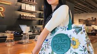Perempuan berambut panjang yang lahir pada 24 Februari 1997 ini juga punya hobi kulineran. Berbagai momen kulinernya pernah ia pamerkan lewat instagram @susansameeh. Foto: instagram @susansameeh