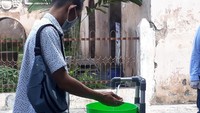 Sebelum melakukan pembelian tiket Tamansari Yogyakarta, pengunjung harus melakukan pengecekan suhu tubuh dan dilanjutkan cuci tangan dengan sabun dan air mengalir