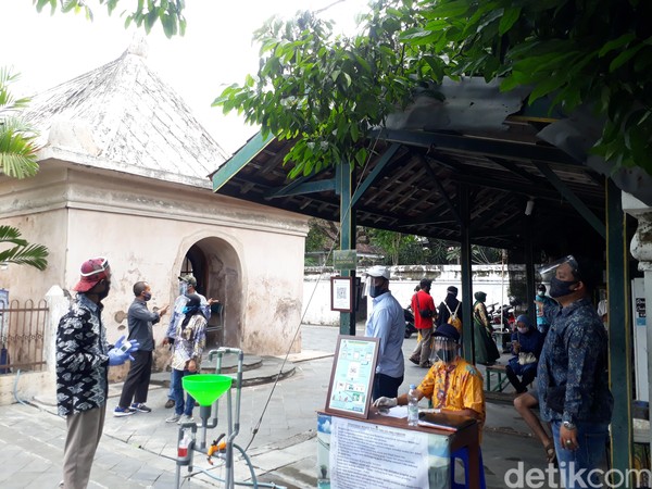 Tidak ada pembatasan jumlah pengunjung setiap harinya. Namun, diberlakukan pembatasan jarak pengunjung sesuai dengan protokol kesehatan. Tidak ada pembatasan jumlah pengunjung setiap harinya. Namun, diberlakukan pembatasan jarak pengunjung sesuai dengan protokol kesehatan.