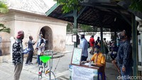 Tidak ada pembatasan jumlah pengunjung setiap harinya. Namun, diberlakukan pembatasan jarak pengunjung sesuai dengan protokol kesehatan.