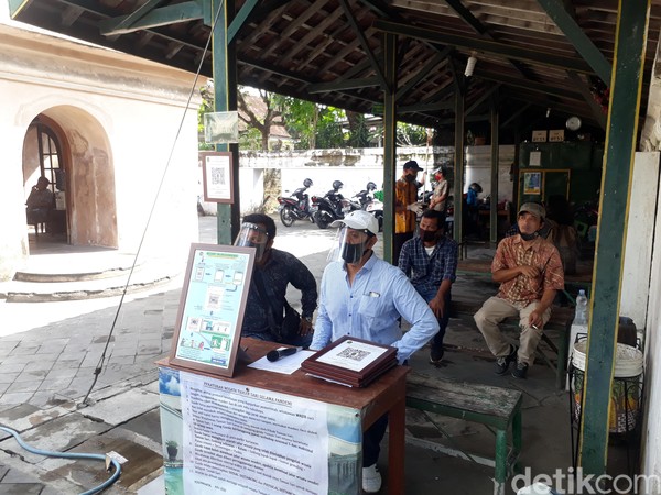Dalam rangka pendeteksian persebaran COVID-19, pengunjung Tamansari Yogyakarta diminta untuk melakukan scan QR Code yang terpasang disamping pintu masuk. QR Code ini berisikan data diri pengunjung. Pengunjung dapat melakukan scanning pada saat memasuki kawasan wisata.