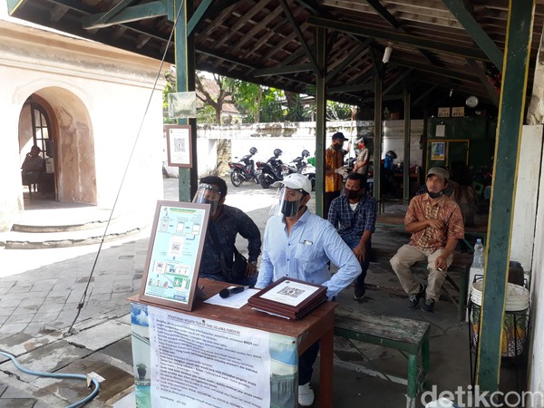 Dalam rangka pendeteksian persebaran COVID-19, pengunjung Tamansari Yogyakarta diminta untuk melakukan scan QR Code yang terpasang disamping pintu masuk. QR Code ini berisikan data diri pengunjung. Pengunjung dapat melakukan scanning pada saat memasuki kawasan wisata. Dalam rangka pendeteksian persebaran COVID-19, pengunjung Tamansari Yogyakarta diminta untuk melakukan scan QR Code yang terpasang disamping pintu masuk. QR Code ini berisikan data diri pengunjung. Pengunjung dapat melakukan scanning pada saat memasuki kawasan wisata.