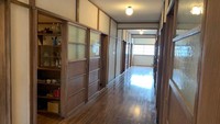  Sementara lantai kedua menampilkan replika kamar para komikus, termasuk dapur dan toilet bersama (Tokiwaso Manga Museum)