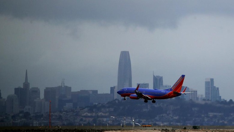 US-AIRLINES-FACE-SIGNIFICANT-LOSSES-AS-BUSINESSES-RESTRICT-TRAVE BURLINGAME, CALIFORNIA - MARCH 06: A Southwest Airlines plane lands at San Francisco International Airport on March 06, 2020 in Burlingame, California. In the wake of the COVID-19 outbreak, airlines are facing significant losses as people are cancelling travel plans and businesses are restricting travel. Southwest Airlines says they expect to lose between $200 to $300 million dollars in the coming weeks. Other airlines like United and Jet Blue are cutting flights. The International Air Transport Association predicts that carriers could lose between $63 billion and $113 billion this year. Justin Sullivan/Getty Images/AFP