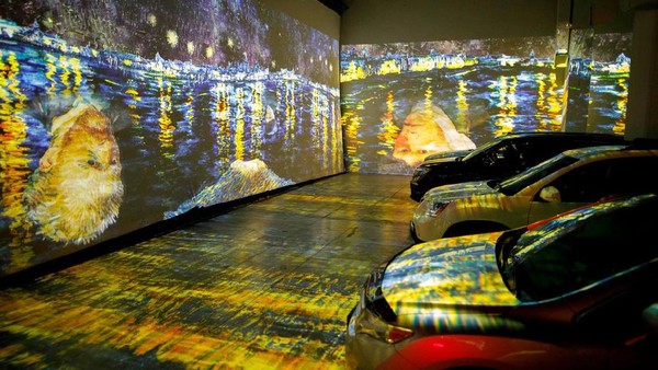 Sedianya diadakan sejak awal Mei, pameran itu pun baru terlaksana pada Jumat lalu (3/7) berbarengan dengan diadakannya relaksasi di Toronto. Metode Drive-in itu pun dipilih untuk tetap memberikan kenyamanan melihat pameran di tengah pandemi COVID-19 (AFP)