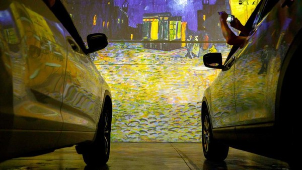Traveler pecinta seni tentu tak asing dengan nama maestro lukis Van Gogh. Kini karyanya bahkan bisa dinikmati secara Drive-in atau dari mobil (AFP)