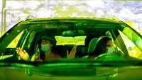 Kamu mungkin tak pernah merasakan pengalaman seperti ini dari dalam mobil. Rasanya, mobil seakan terbang melintasi karya seni, pungkas Co-produser dari pameran tersebut, Corey Ross (AFP)