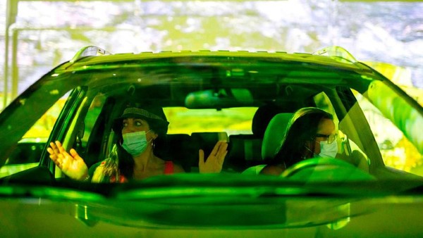Kamu mungkin tak pernah merasakan pengalaman seperti ini dari dalam mobil. Rasanya, mobil seakan terbang melintasi karya seni, pungkas Co-produser dari pameran tersebut, Corey Ross (AFP) Kamu mungkin tak pernah merasakan pengalaman seperti ini dari dalam mobil. Rasanya, mobil seakan terbang melintasi karya seni, pungkas Co-produser dari pameran tersebut, Corey Ross (AFP)