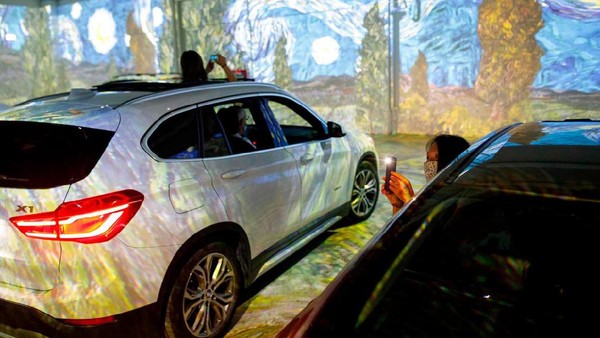 Diketahui, gudang yang jadi ruang pameran seni itu pun dapat menampung sekitar 10 mobil di saat bersamaan. Sejumlah spot pun telah disediakan untuk parkir mobil, di mana traveler bisa menikmatinya dengan durasi sekitar 35 menit secara bergantian (AFP) Diketahui, gudang yang jadi ruang pameran seni itu pun dapat menampung sekitar 10 mobil di saat bersamaan. Sejumlah spot pun telah disediakan untuk parkir mobil, di mana traveler bisa menikmatinya dengan durasi sekitar 35 menit secara bergantian (AFP)