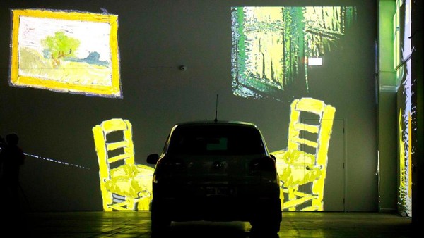 Pameran itu pun diadakan di dua area dalam sebuah gudang besar (AFP)